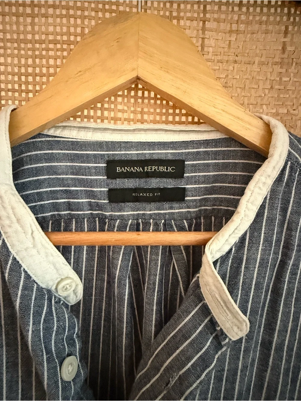 Banana Republic Men’s Relaxed Navy and White Pinstripe Shirt Large
